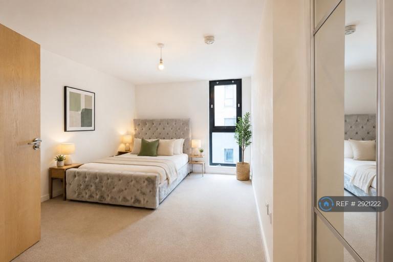 2 bedroom flat in Geoffrey Watling Way, Norwich, NR1 (2 bed) (#2921222)