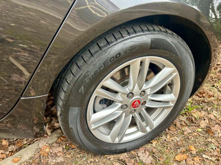 JAGUAR XF 3.0 d V6 240*LUXURY*ONLY73K-Xenons-Nav-BT&amp;Dab-LTHR**Stunning Example