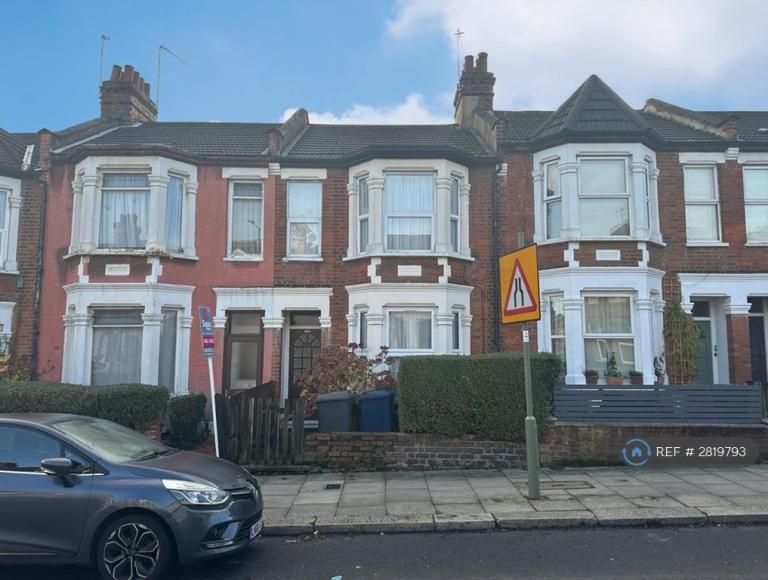 1 bedroom flat in Squires Lane, London, N3 (1 bed) (#2819793)