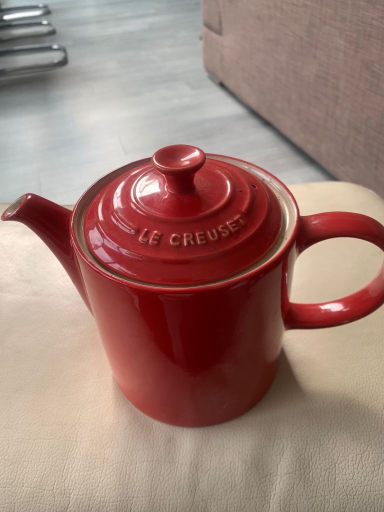 Le Creuset Genuine Brand New unused Le Creuset 1.3L red teapot 