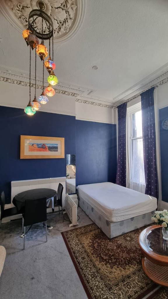 Beautiful bright Bedsit adjacent to University of Glasgow
