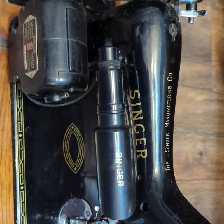 Vintage SINGER 99K Electric Sewing Machine with Case