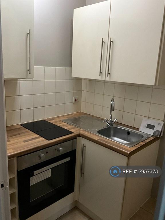 Studio flat in Victoria Crescent, Manchester, M30 (#2957373)