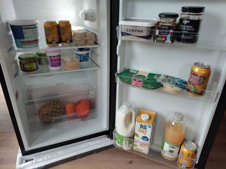 Black Russell Hobbs undercounter fridge (85x55x58)