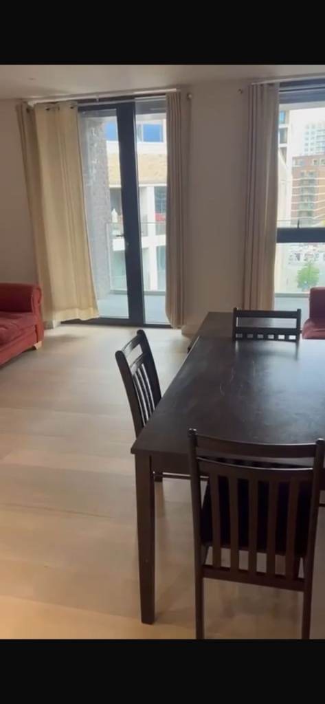 Contemporary Two-Bedroom and Two-Bathroom Riverside Apartment in Royal Wharf, E16