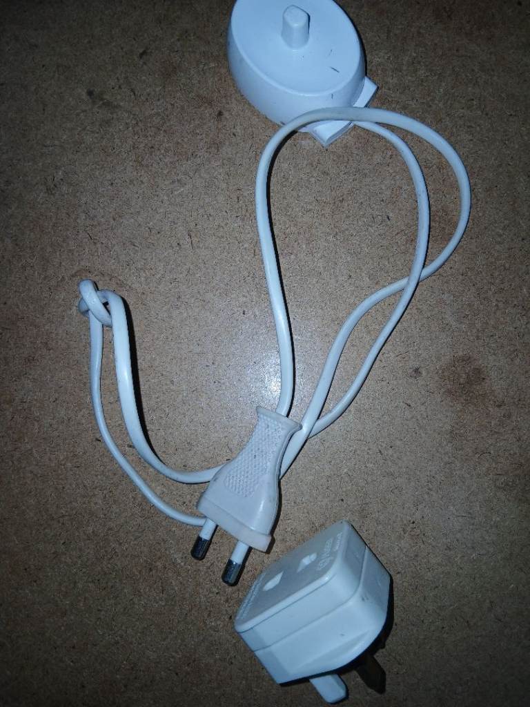 Braun electric toothbrush and travelling holder  type 3757 charger 