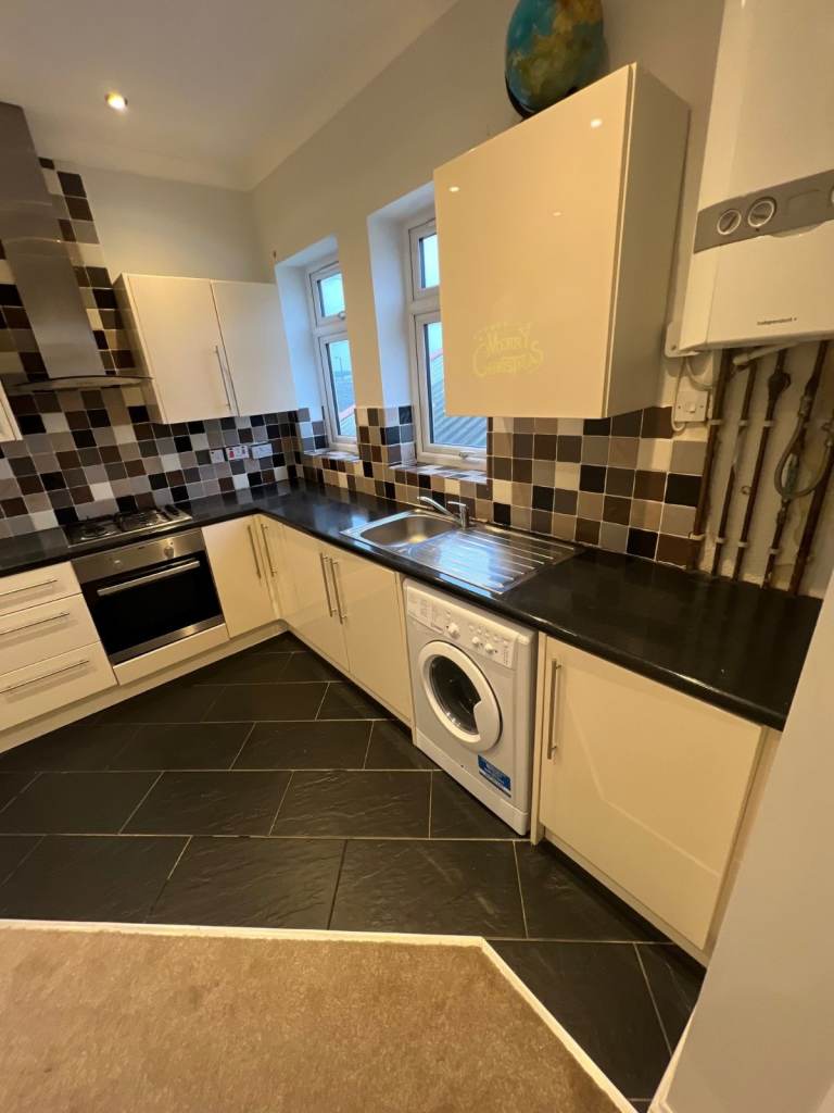 LOVELY GROUND FLOOR 1 BEDROOM FLAT AVAILABLE NOW IN BITTERNE FOR £900! BEEN REFURBISHED THROUGHOUT!