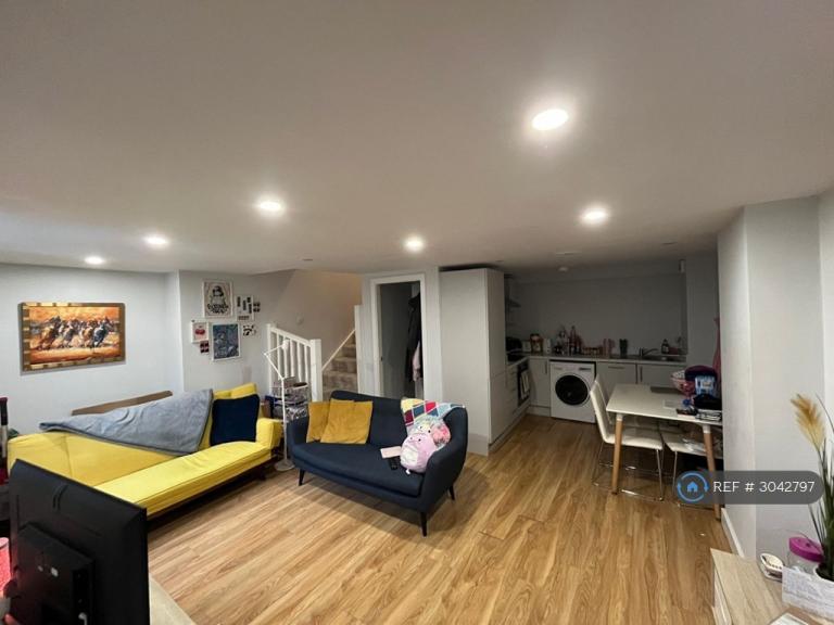 2 bedroom flat in Victoria Mill, Leeds, LS10 (2 bed) (#3042797)