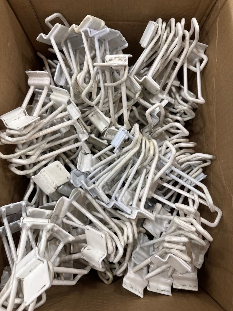 Slatwall Euro hooks 4in | 590 hooks 