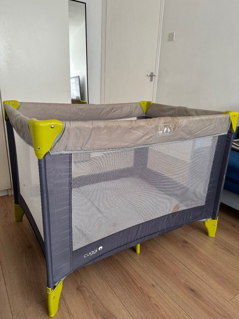 Cuggl travel cot with mattress 