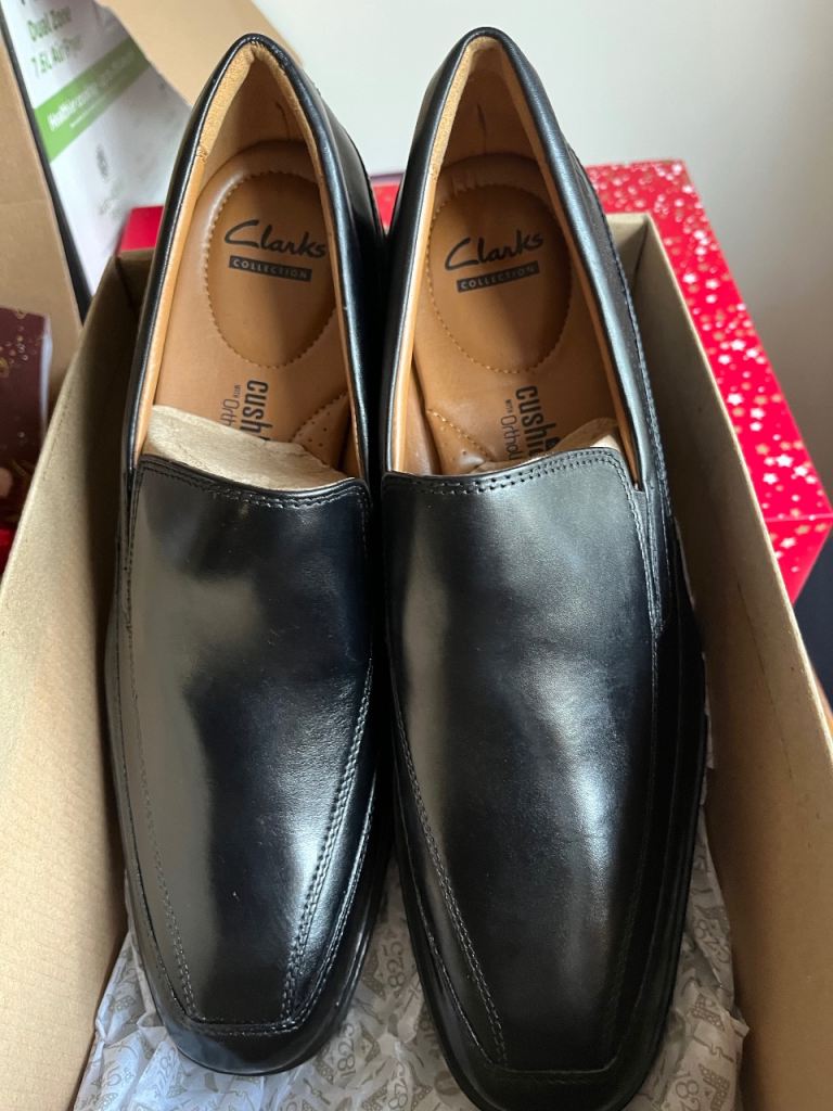 Men’s Clarkes Black Leather Slip on Shoes Size 10.