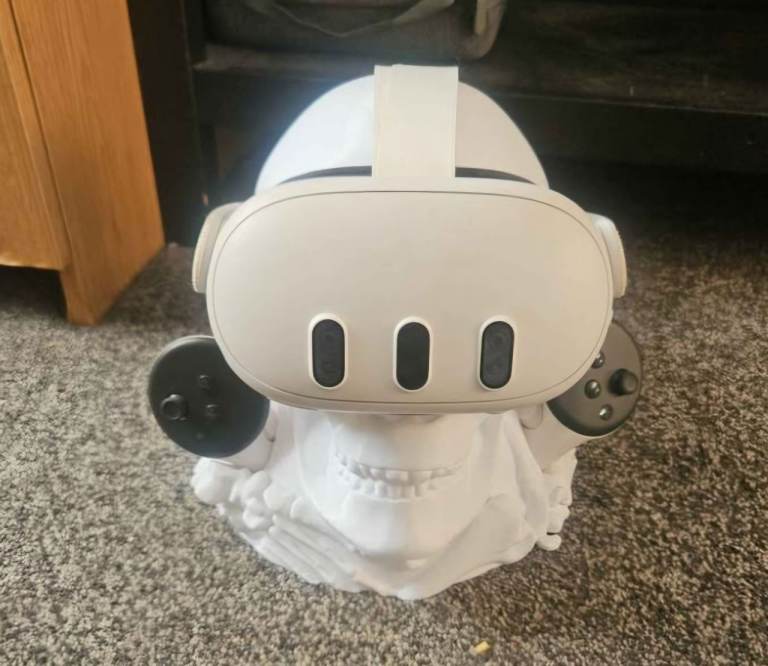 Oculus Quest 2 VR Headset with Skull Stand – Good Condition