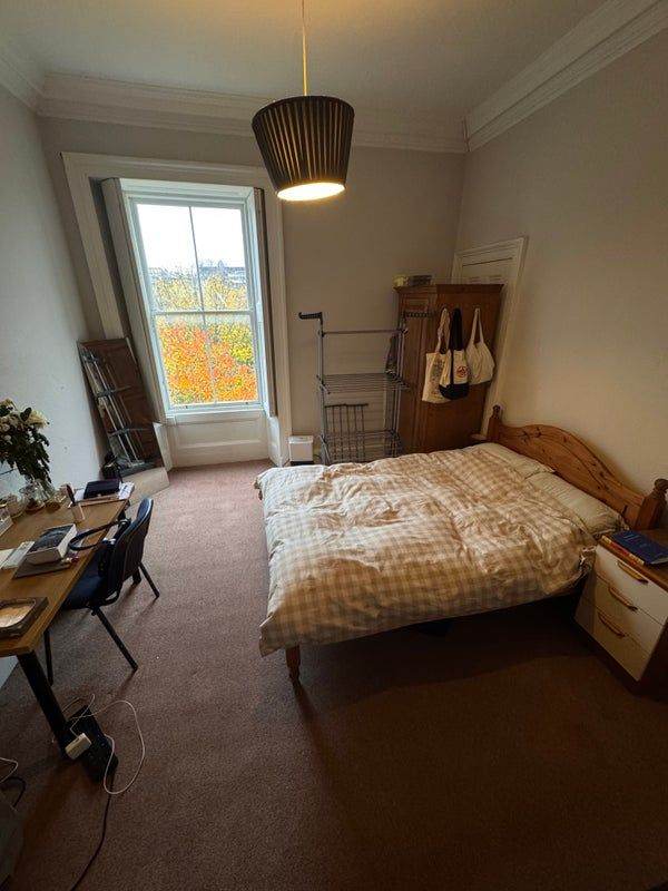 Bright and furnished double room in Tollcross