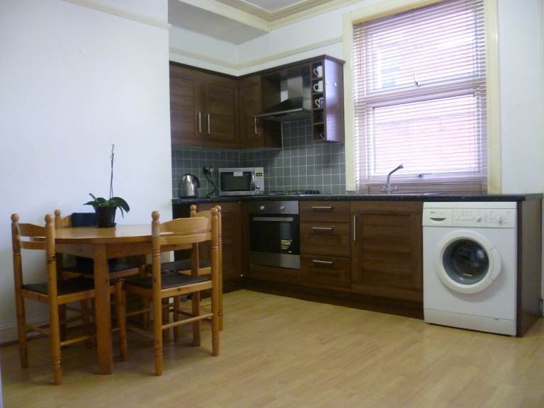 ATTRACTIVE ROOM to RENT in SHARED HOUSE
