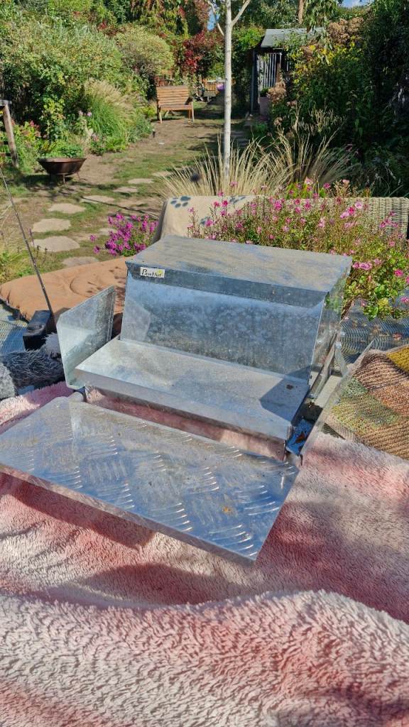 Chicken feeder metal