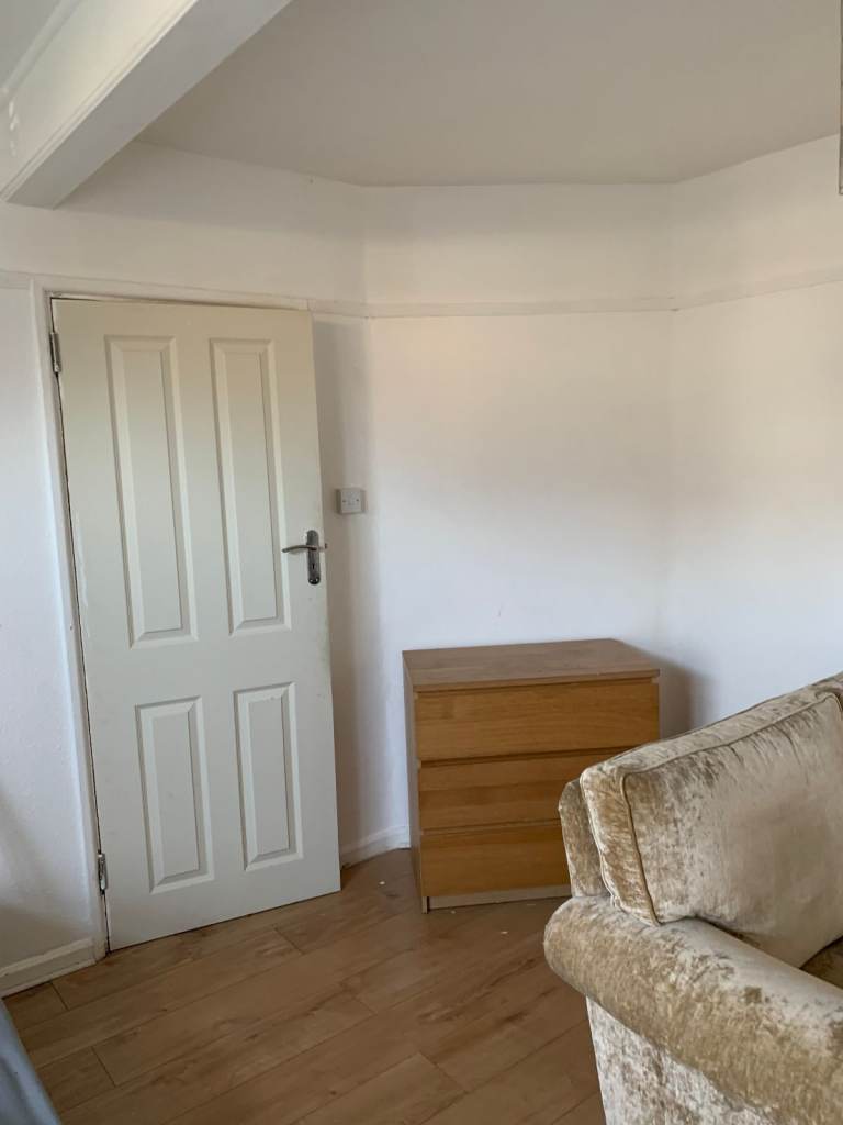 BRIGHT DOUBLE ROOM FOR RENT 