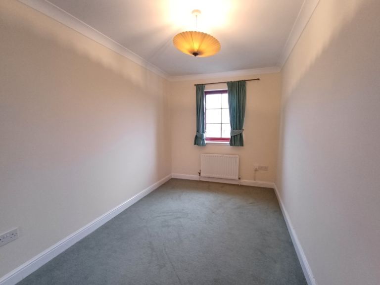 2 bedroom flat in Orchard Brae Avenue, Orchard Brae, Edinburgh, EH4 2GA