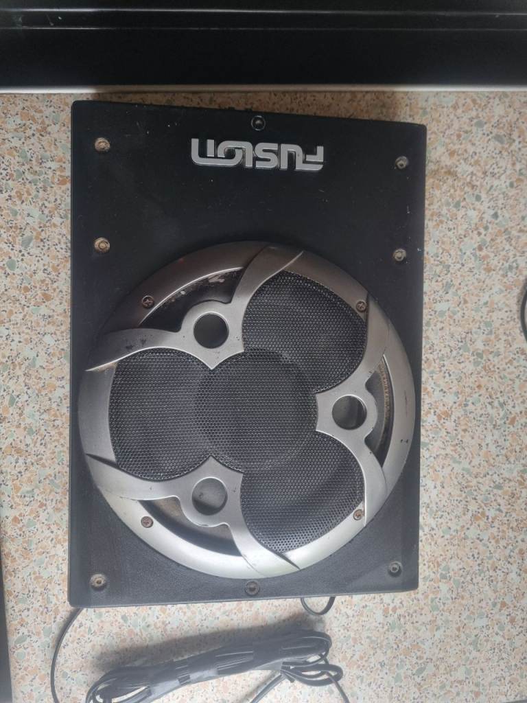 £40 ovno fusion amp and base speaker