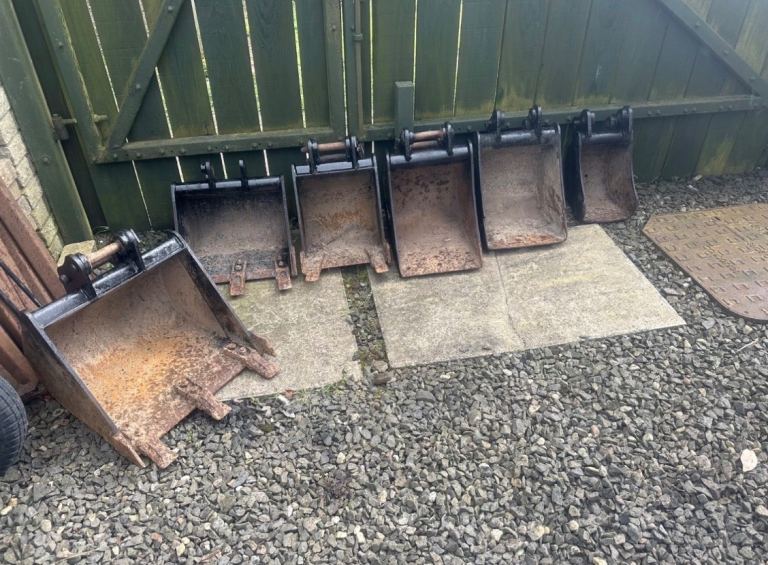 Digger excavator Mixture of jcb buckets £50 each  4 left and 4 pins lifting chain £40