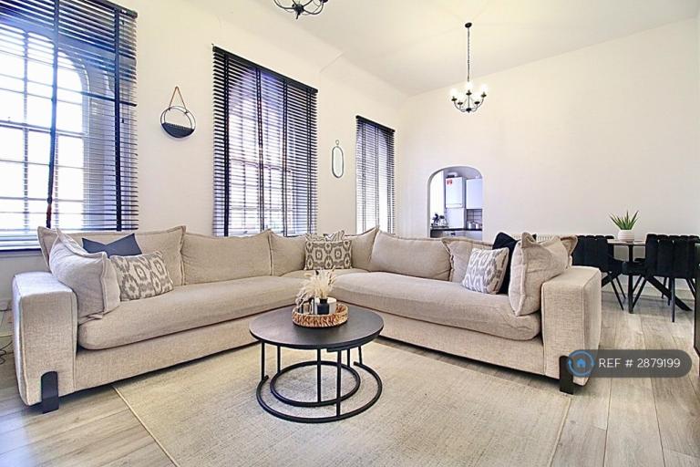 3 bedroom flat in Osterley Gardens, Southall, UB2 (3 bed) (#2879199)