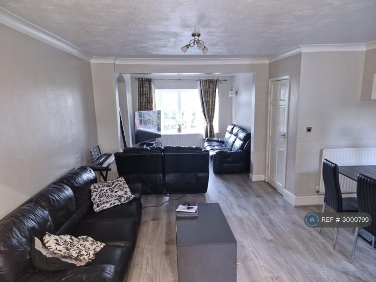 2 bedroom house in Osborne Square, Dagenham, RM9 (2 bed) (#3000799)