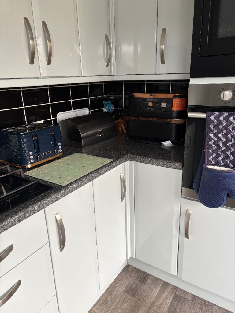 Kitchen Units, Worktops & Appliances