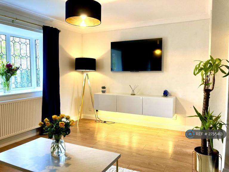 1 bedroom in Woodside Park Avenue, Horsforth, Leeds, LS18 (#2755413)