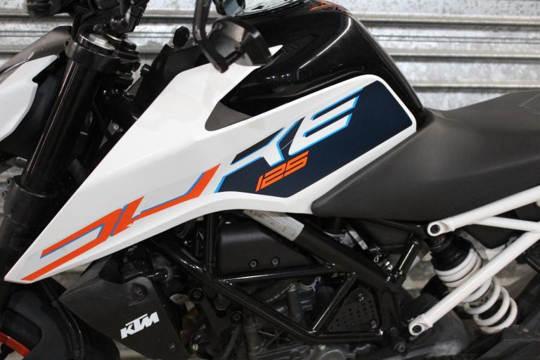 2024 73 KTM DUKE 125 ABS LEARNER LEGAL TRADE SALE 7K WHITE/ORANGE NEW MOT RIDES