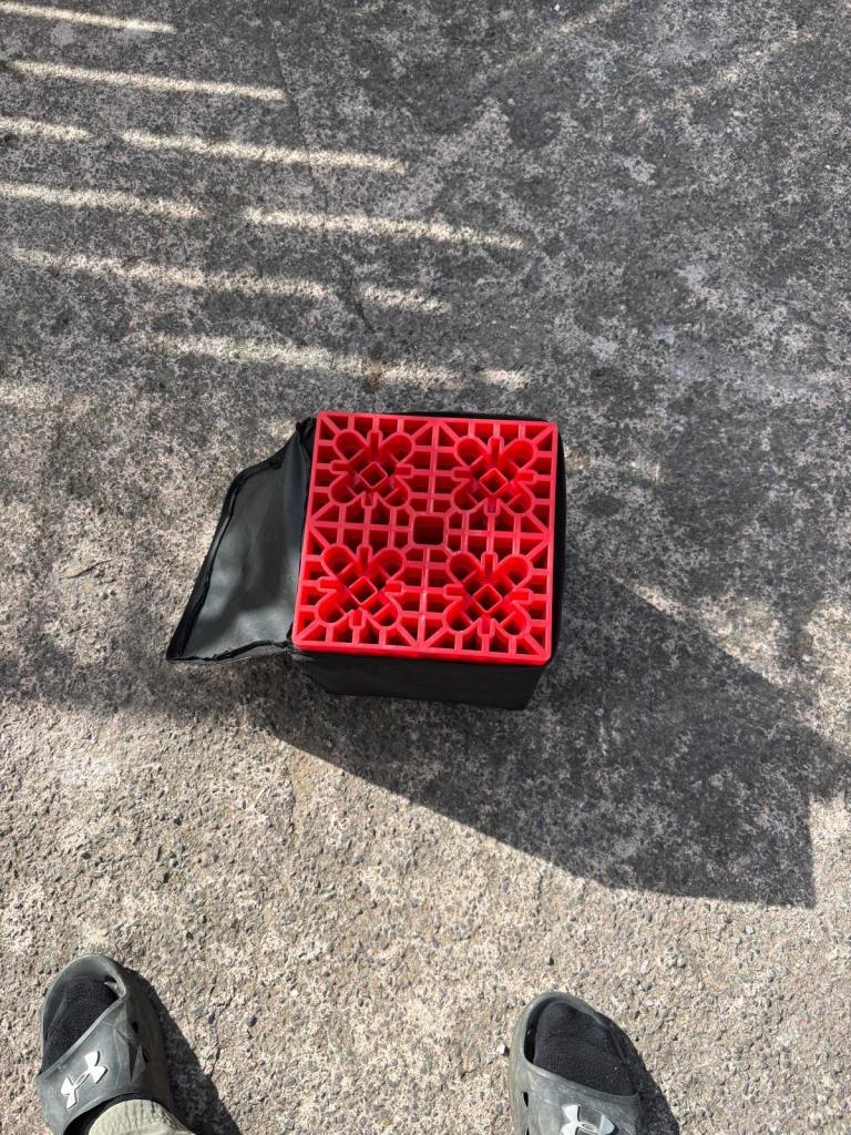 Corner steady pads