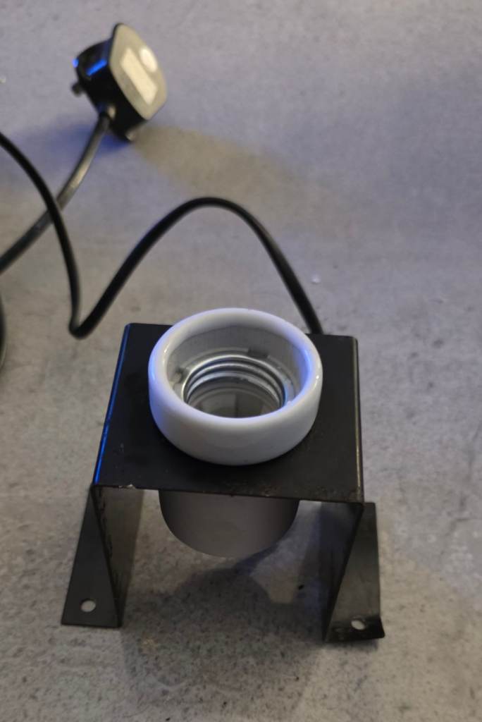 Ceramic bulb holder
