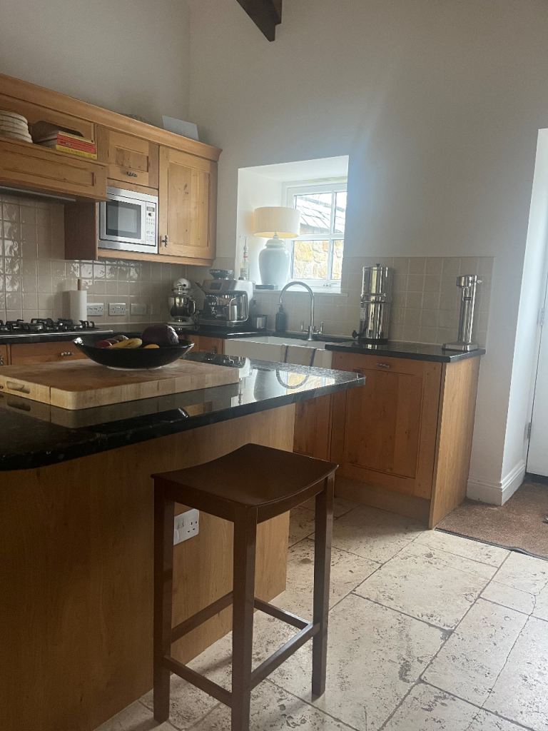 Bespoke pippy oak kitchen 