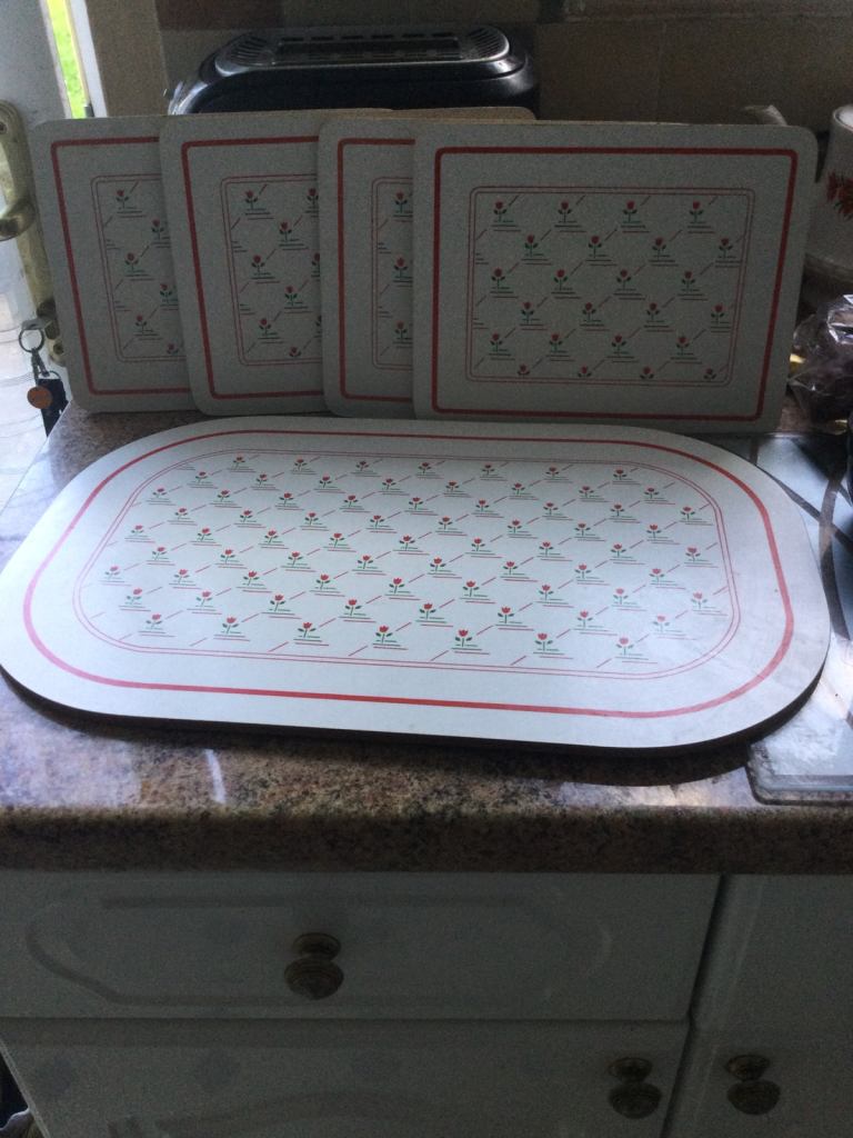 Matching Chopping Board & 4 Placemats