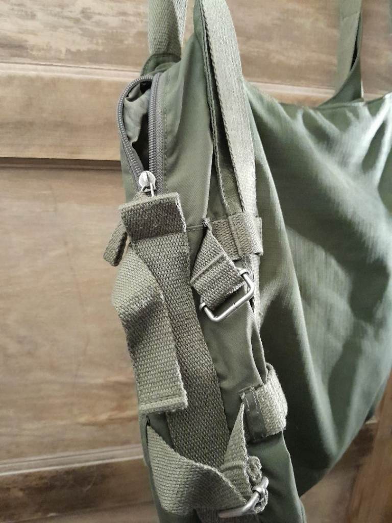 Green casual shooder bag