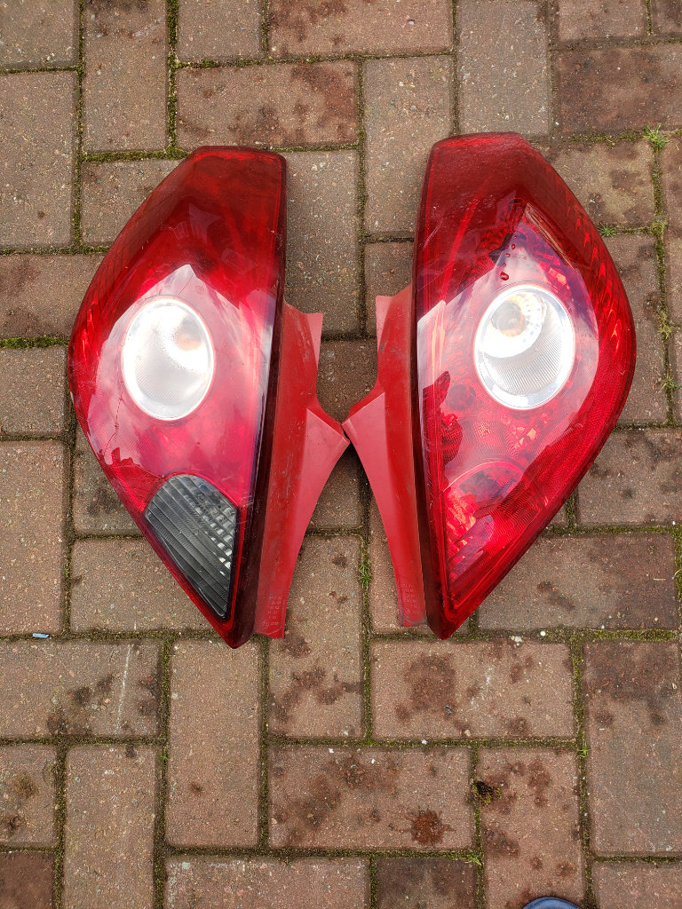 Pair of corsa rear lights 