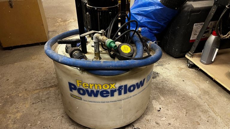Fernox powerflushing machine 