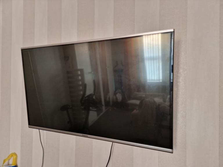 Panasonic 4K 42"Smart TV
