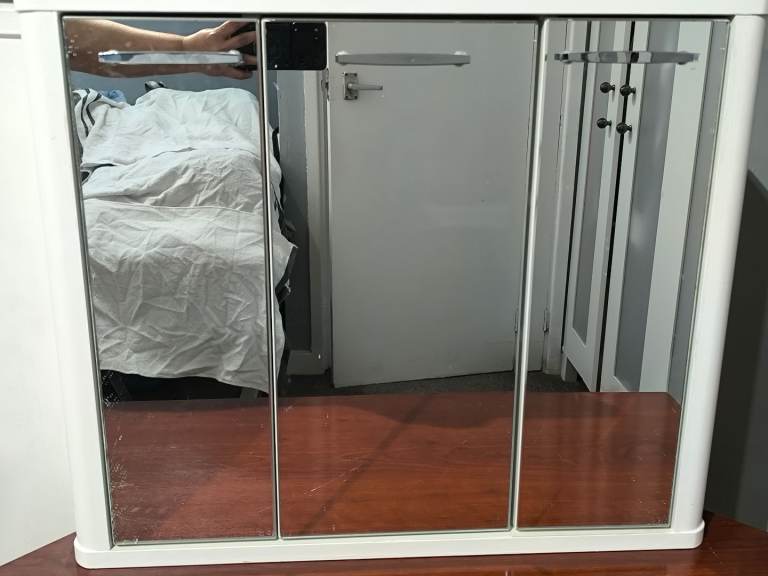 Mirror cabinet 