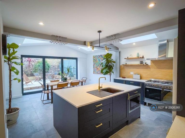 2 bedroom flat in A, London, SE15 (2 bed) (#2926361)