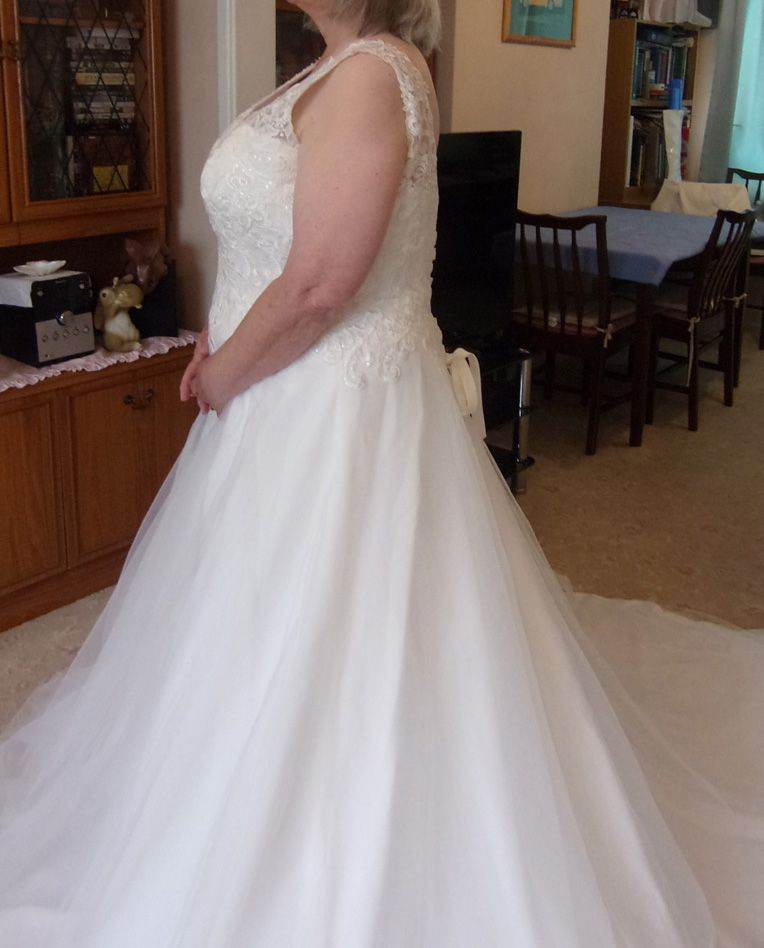 Wedding Ivory dress for sale size UK 18-20/22
