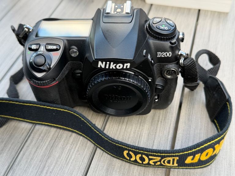 Canon D200 digital camera with sigma AF-MF zoom lens