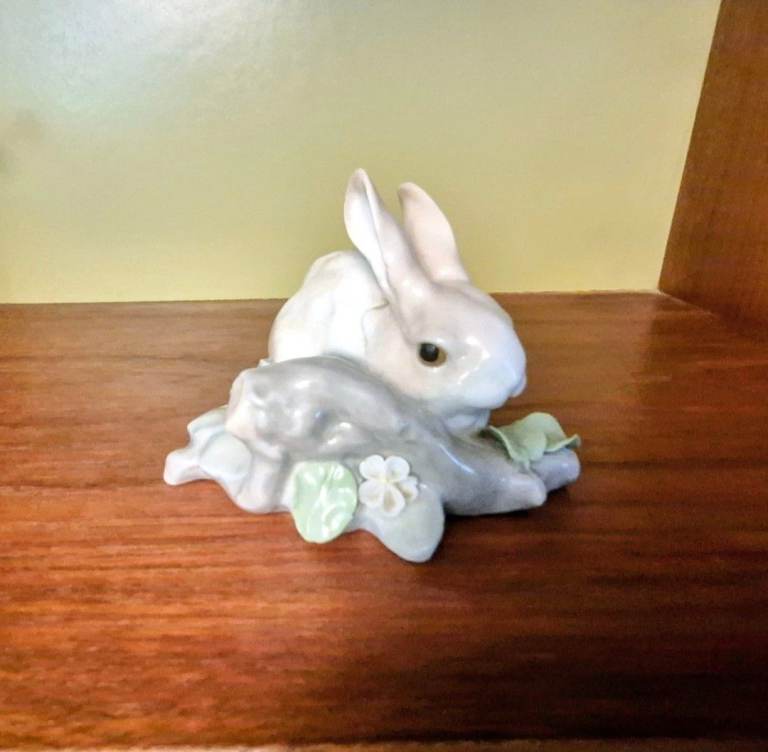 Lladro Glossy Finish Rabbit on Log Porcelain Figurine in excellent condition