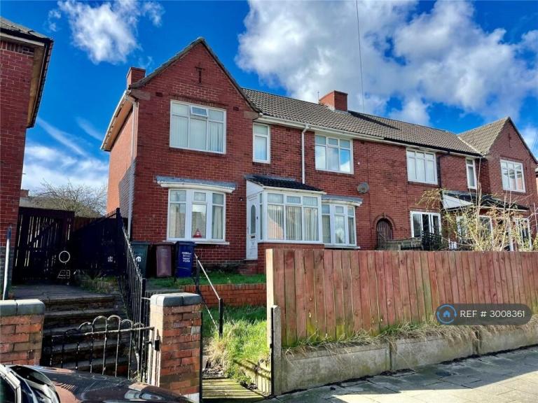 4 bedroom house in Meadowdale Crescent, Newcastle Upon Tyne, NE5 (4 bed) (#3008361)