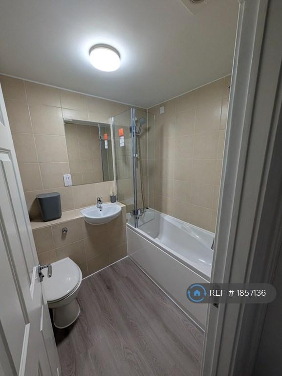 2 bedroom flat in Mare Street, London, E8 (2 bed) (#1857136)