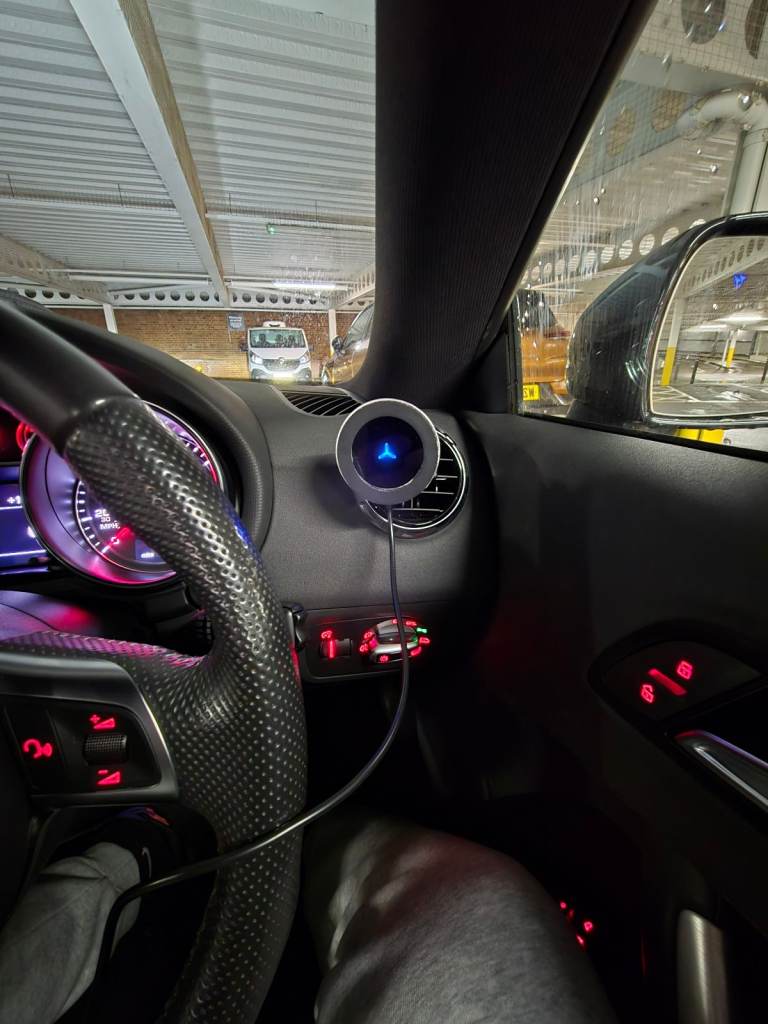 image for Wireless magnetic car charger