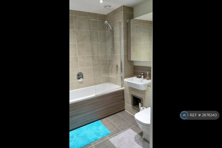 2 bedroom flat in Rosenburg Road, London, W3 (2 bed) (#2676343)