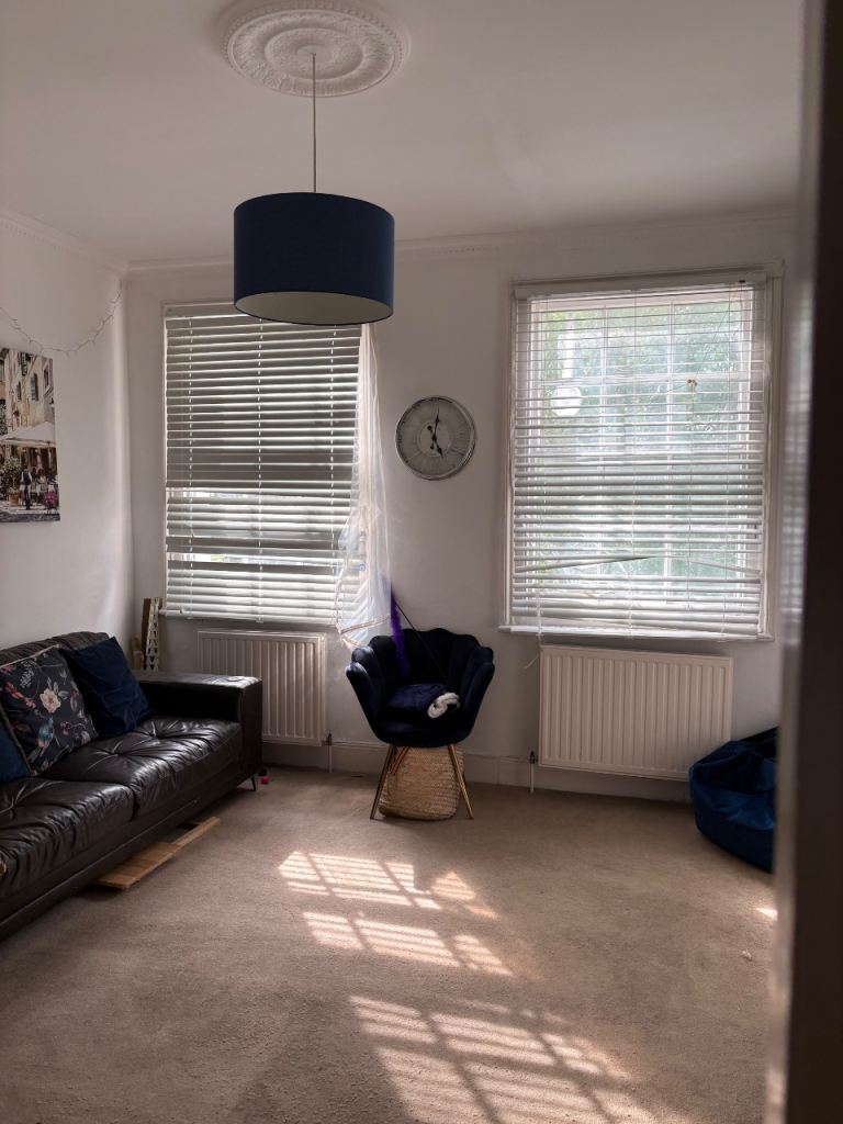 1 double bedroom flat share with a female available 