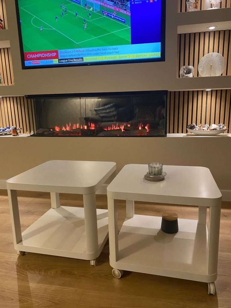 2 coffee tables white gloss with casters £15 each 