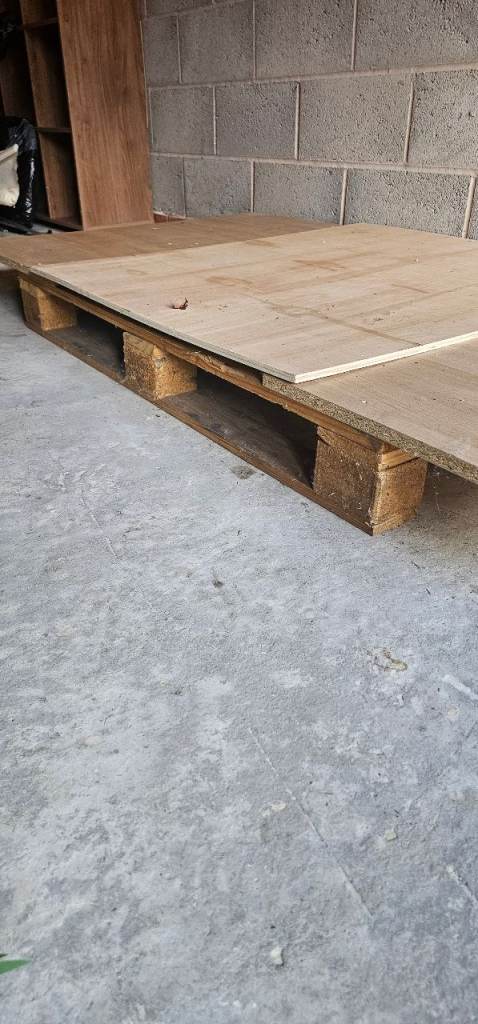 Used Wooden Pallets with Plywood Tops – Good Condition