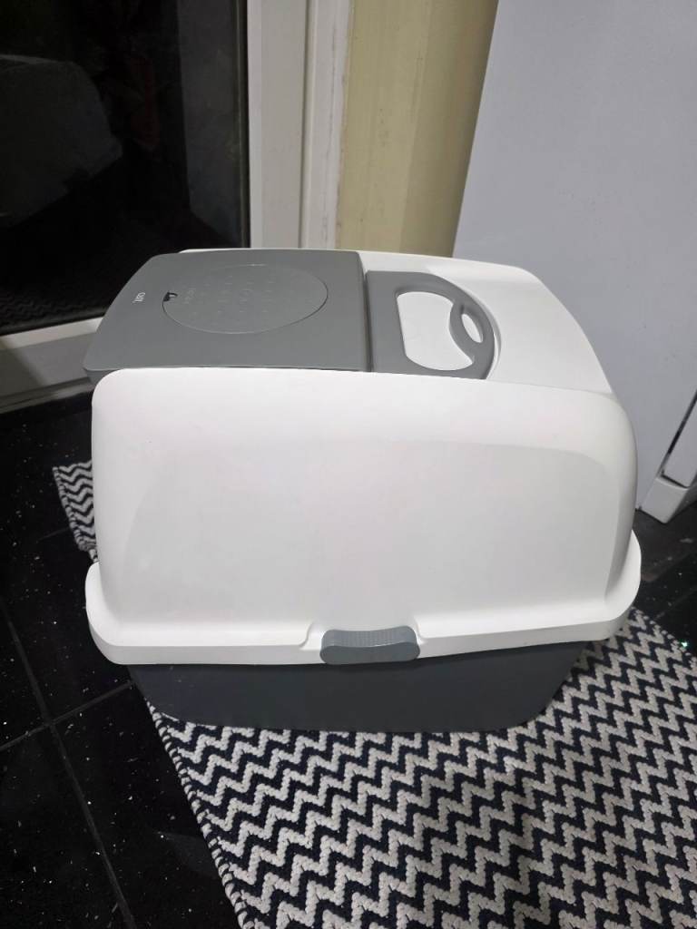 Cat litter box
