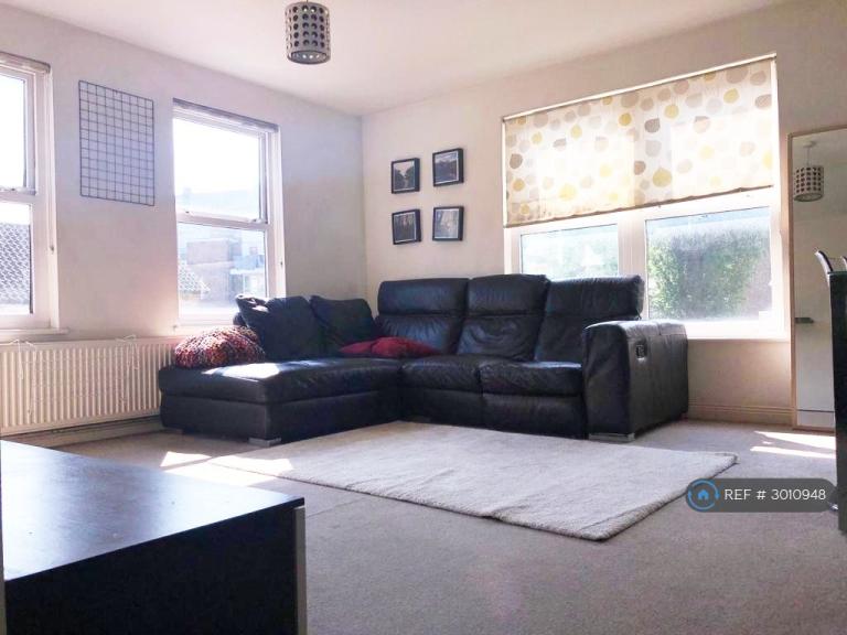 3 bedroom flat in High Street Colliers Wood, London, SW19 (3 bed) (#3010948)